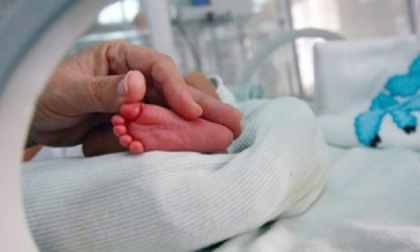 Tri foshnja që u lindën nga nëna të prekura me coronavirus në QKUK, rezultojnë negative