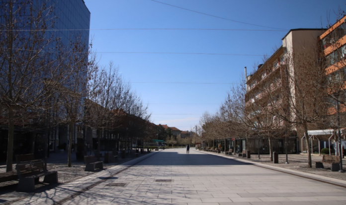 Pse u hoqën dje shiritat e policisë në sheshet e Prishtinës?