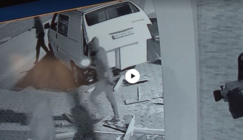 Hajnat vjedhin bankomatin në Graçanicë, por u ngec rrota e furgonit
