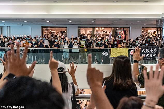 Lehtësohen masat, rifillojnë protestat në Hong Kong