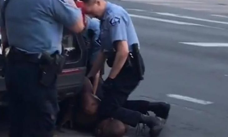‘Nuk marr dot frymë’, kjo është videoja e tmerrshme kur polici e lë të vdekur 46-vjeçarin