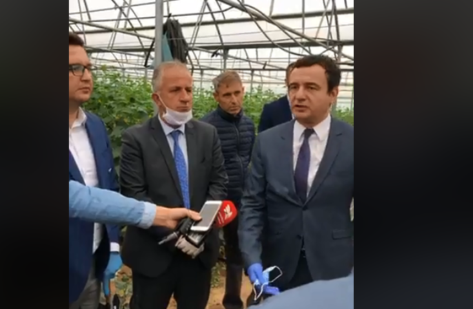 Kurti takon bujqit e Suharekës që u dëmtuan nga reshjet, ju premton mbështetje