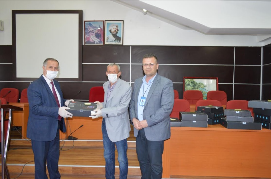 Drejtoria e Arsimit shpërndan 17 laptopët e ndarë për nxënës të Komunës së Malishevës