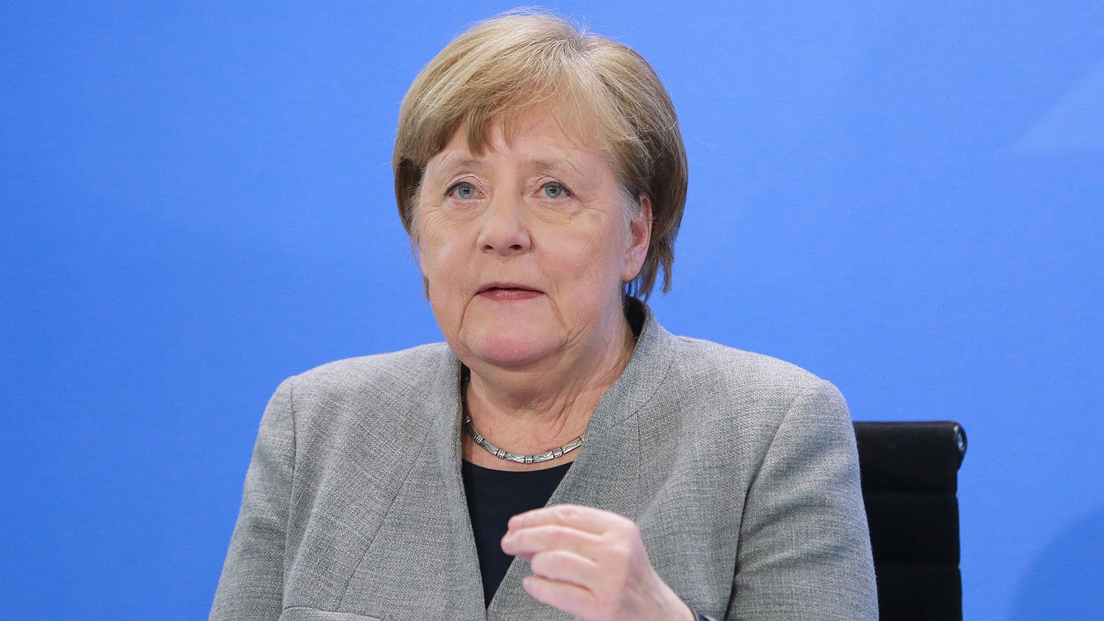 Kërcënohet Merkel, trëndafila të kuq dhe gur varri