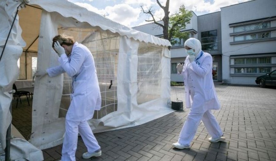 Lajm i mirë: vaksinohen mjekët e parë kosovarë në Kukës