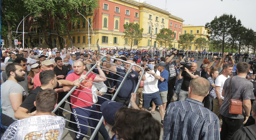 Protesta para teatrit, policia në Shqipëri arreston 37 persona