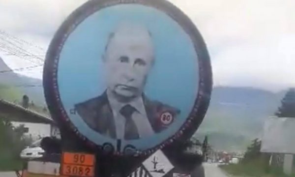 Policia ndalon drejtuesin e mjetit me portretin e Putinit