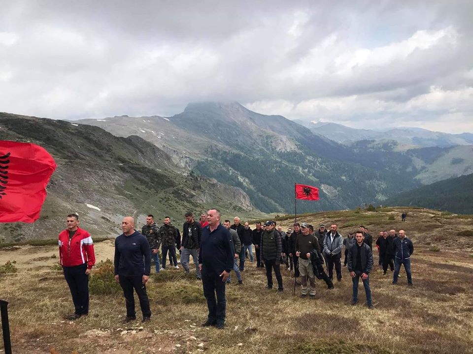 Ramush Haradinaj ngjitet në bjeshkën ku kishin kaluar kufirin gjatë luftës