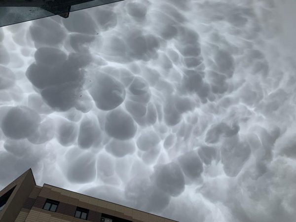 Re të çuditshme mbi qiellin e Durrësit, banorët: Kurrë nuk kemi parë kështu!