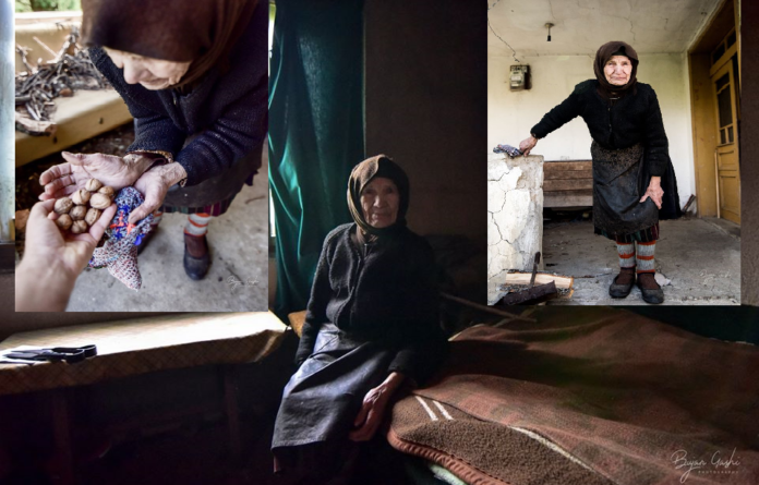 Fotografi kosovar sjell rrëfimin për gruan serbe që jeton e vetme në fshatin e Kamenicës dhe burrin shqiptar që kujdeset për të