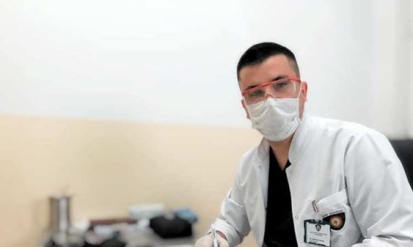 Doktori nga Suhareka tregon se si u infektua bashkëshortja e tij me koronavirus, ka një këshillë për qytetarët