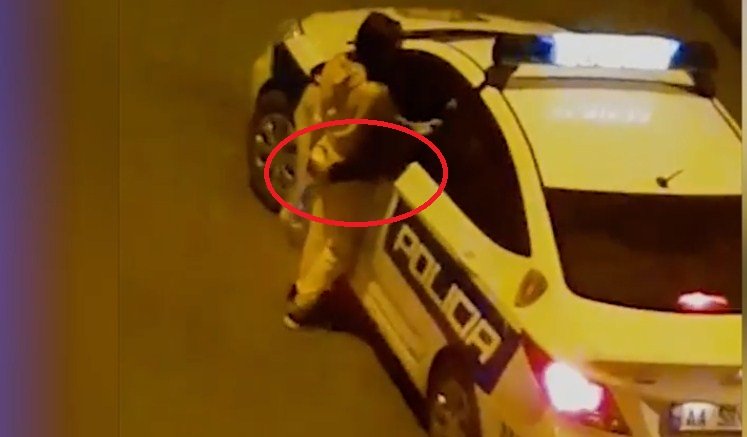 I publikohet videoja duke ngacmuar një vajzë në detyrë: Shkarkohet zyrtari i policisë