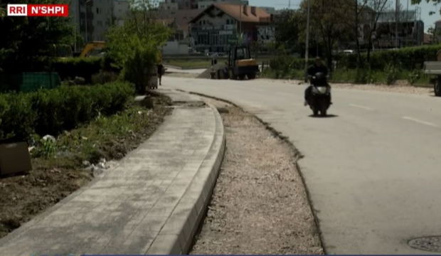 Ngushtohet trotuari në rrugën e Dardanisë