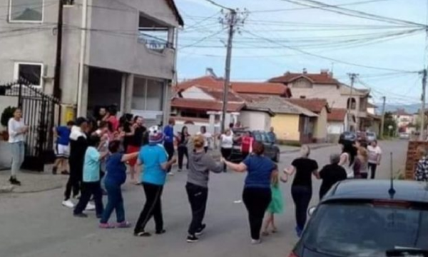 Secili dasmor gjobitet me nga 1 mijë euro pasi vallëzuan në rrugë gjatë pandemisë