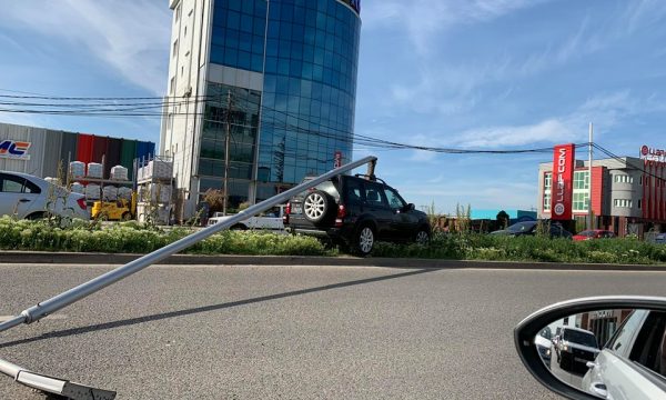 Vetura godet shtyllën e ndriçimit në Fushë Kosovë