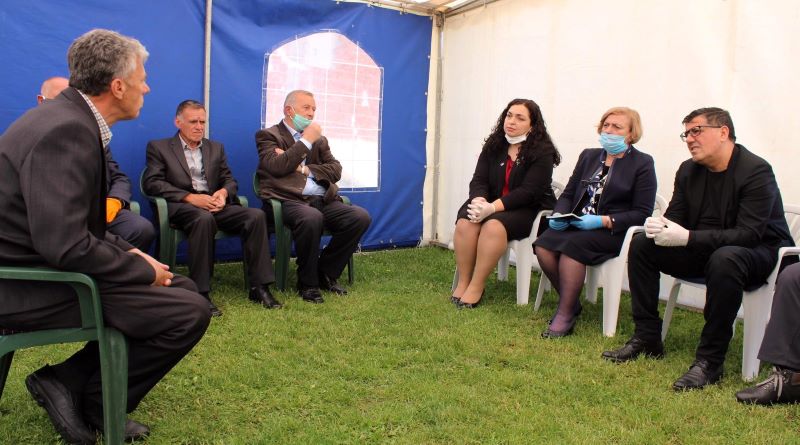 Vjosa Osmani e Lutfi Haziri shkojnë bashkë për ngushëllime në familjen në Gjilan