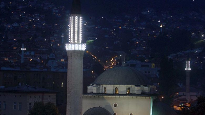 Në Bosnjë besimtarët lejohen të falen në xhami
