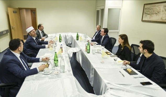 Albin Kurti shtron iftar për kryetarin e BIK-ut, myftiun Naim Tërnava