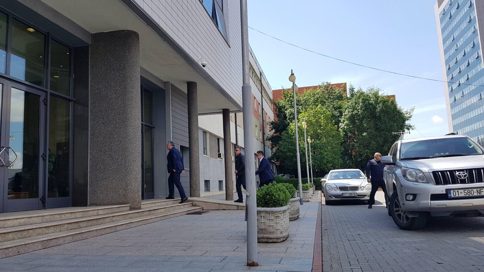 Në Kuvend arrin edhe Agim Veliu, sërish i propozuar nga LDK si ministër i Brendshëm