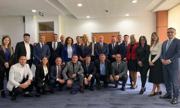 Donika Kadaj s’i bashkohet grupit të AAK’së edhe pse ka shkuar në Kuvend