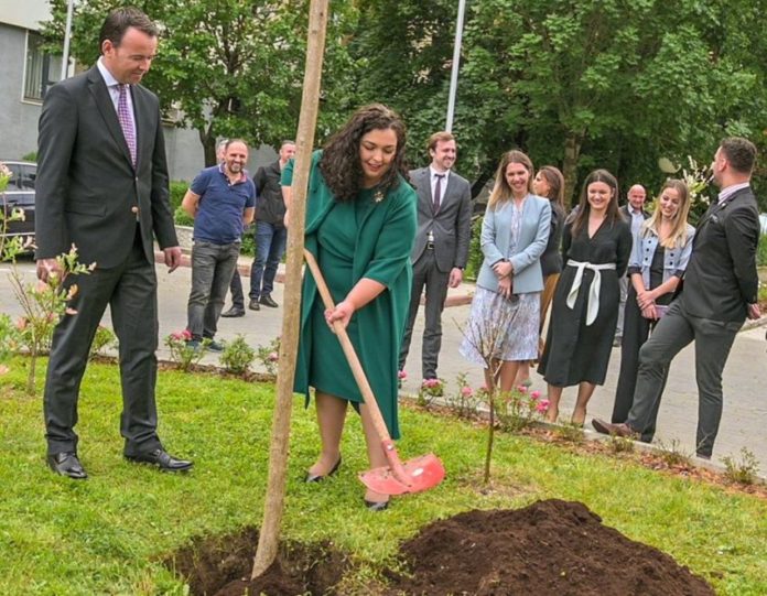 Osmani mbjell një pemë përpara Kuvendit me rastin e Ditës Botërore të Mjedisit
