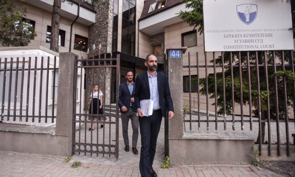 Vetëvendosje drejtohet në Kushtetuese për rastin e deputetit Etem Arifi