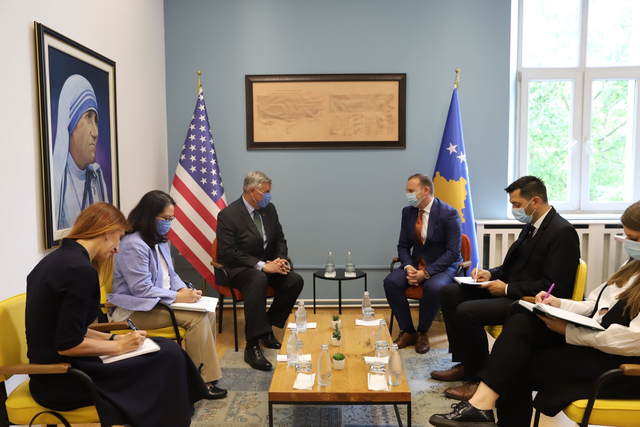 Ministri Zemaj dhe Ambasadori Kosnett bisedojnë për Covid-19 dhe bashkëpunimin në shëndetësi