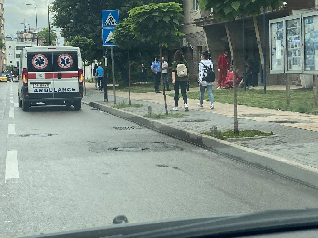 Makina godet një këmbësor në qendër të Prishtinës