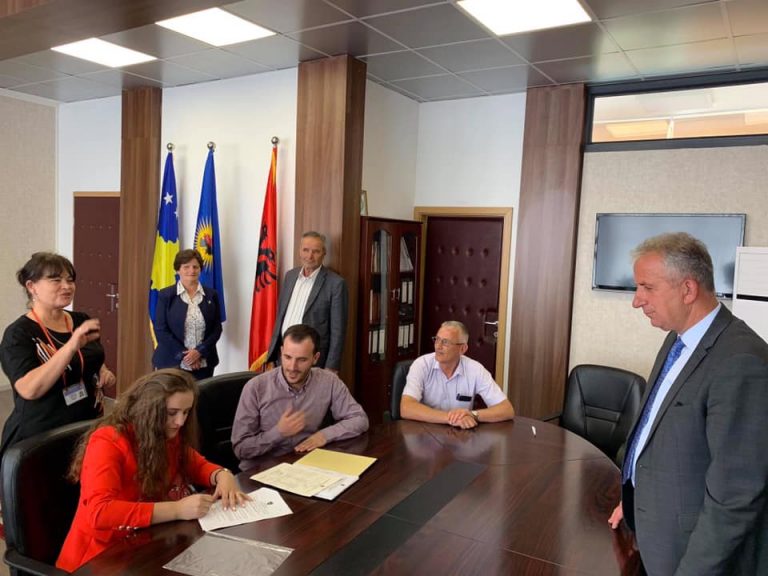 E rrallë, çifti martohet në zyrën e kryetarit të komunës