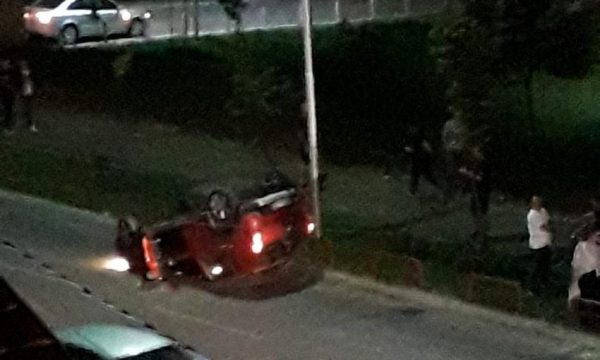 Pamje nga aksidenti që ndodhi mbrëmë në Prishtinë, policia refuzon të japë detaje