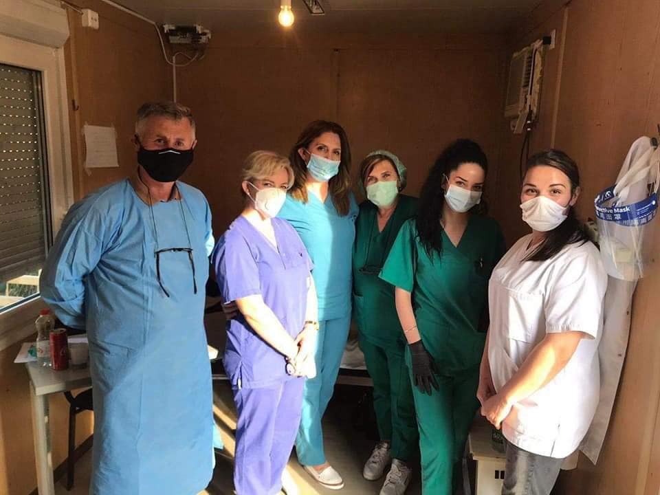 Punonjësit shëndetësor tek Dheu i Bardhë, në pritje të bashkëatdhetarëve