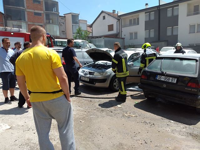 Përfshihet nga zjarri një veturë në Gjilan