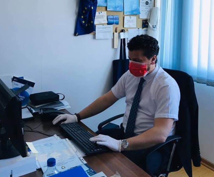 Infektohet me Covid-19 këngëtari kosovar, punonjës në Qeveri