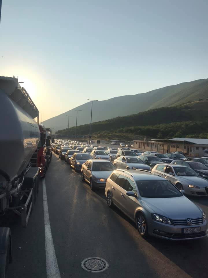COVID-i nuk tremb kosovarët: Për 2 orë hyjnë 8 mijë qytetarë në Shqipëri
