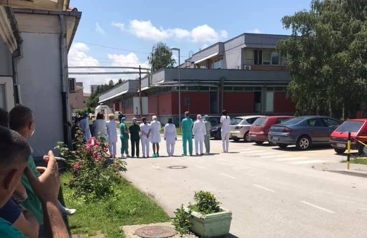 Mjekët në Novi Pazar i kthejnë shpinën kryeministres Brnabiq