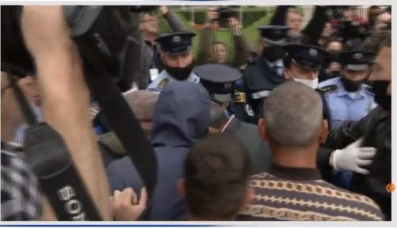 Përleshje para Kuvendit të Kosovës në mes të Policisë dhe protestuesve