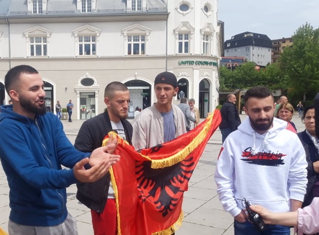 Një grup të rinjsh protestojnë tek sheshi në Prishtinë: “Këtu shtet nuk ka”