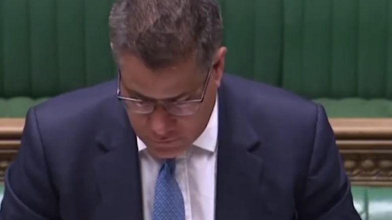 Panik në parlamentin britanik: Deputeti djersitet gjatë fjalimit dhe dërgohet për testim të COVID-19 – tërë salla dezinfektohet