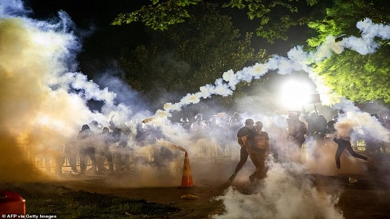 Protestuesit i vunë flakën pranë Shtëpisë së Bardhë, Trump përfundon në bunker?