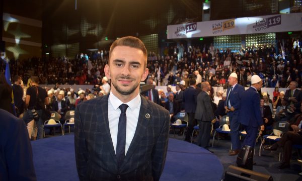 Zv.Ministri Bardheci student i vitit të tretë, mbyll Facebook-un pasi bëhet më i përfoluri në rrjet