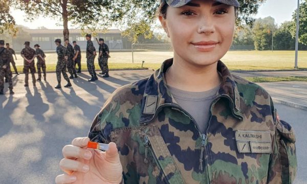 Kosovarja dekorohet nga Armata e Zvicrës, shpëtoi një person pas aksidentit me tren