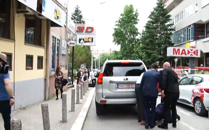 Qytetari bie tek këmbët e Kurtit (VIDEO)