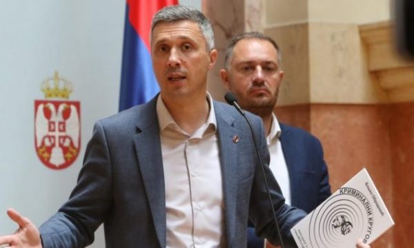 Kreu i opozitës serbe bojkoton zgjedhjet, thotë se Vuçiq po planifikon ta falë Kosovën