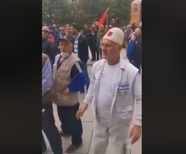 Të moshuarit protestojnë para Kuvendit: Me hajna nuk ka shtet