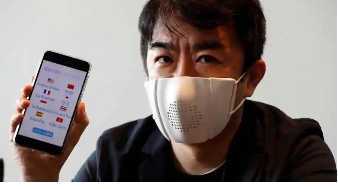 Japonia shpik maskën inteligjente, përkthen në tetë gjuhë të botës