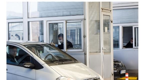 Ndodh edhe kjo: Në Serbi, testet negative për COVID-19 mund të blihen në pompa të benzinës