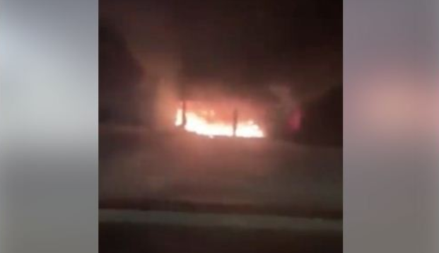 Një lokal në Sllatinë mori flakë pas mesnatës