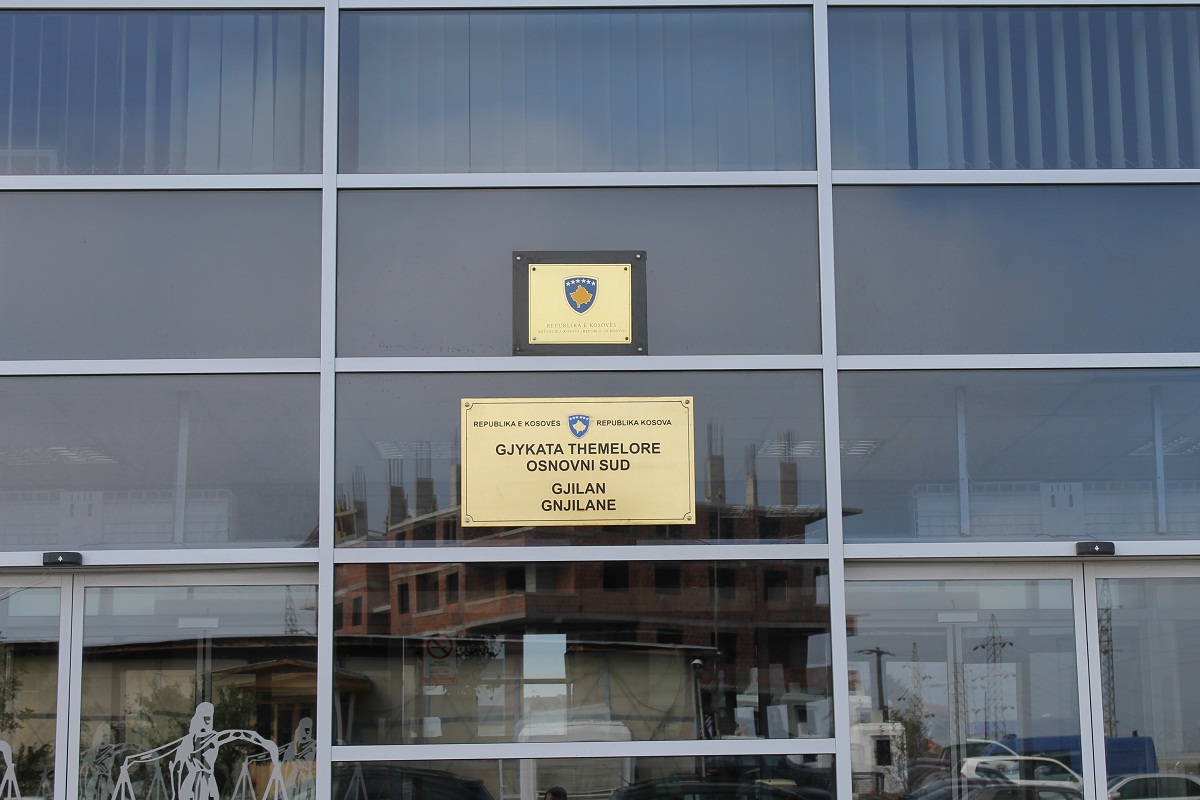 Gjilan: Tetë vjet burgim dhe gjobë për burrin që kreu grabitje dhe vjedhje