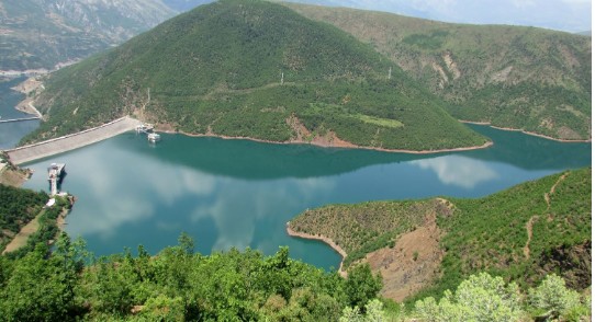 E rëndë, 16-vjeçari mbytet teksa po lahej në liqenin e Fierzës