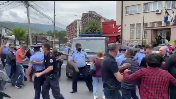 Momenti kur qytetarët sulmojnë veturën e të dënuarit për krime lufte në Kosovë